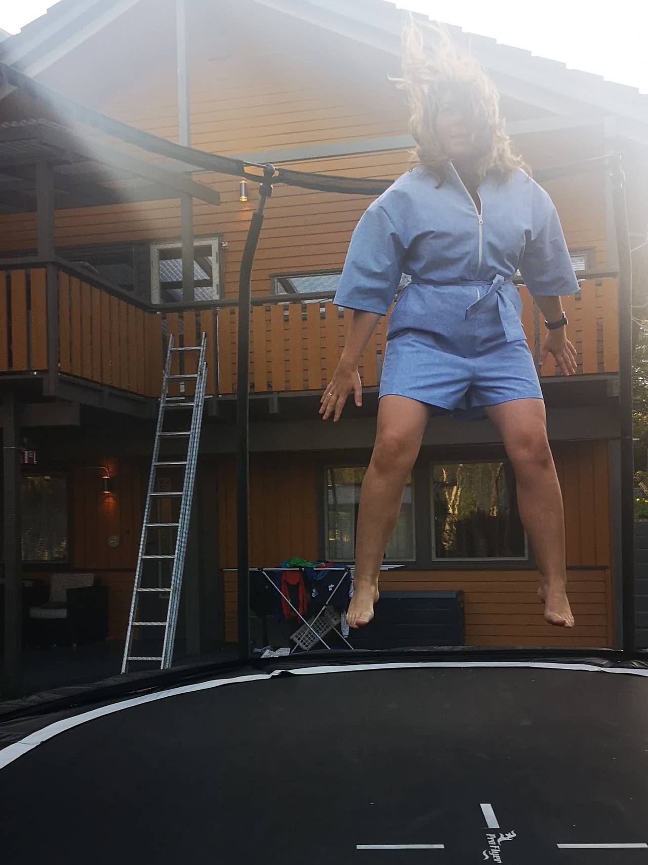 Rose Marie Jonassen er hoppende fornøyd med egen jumpsuit.