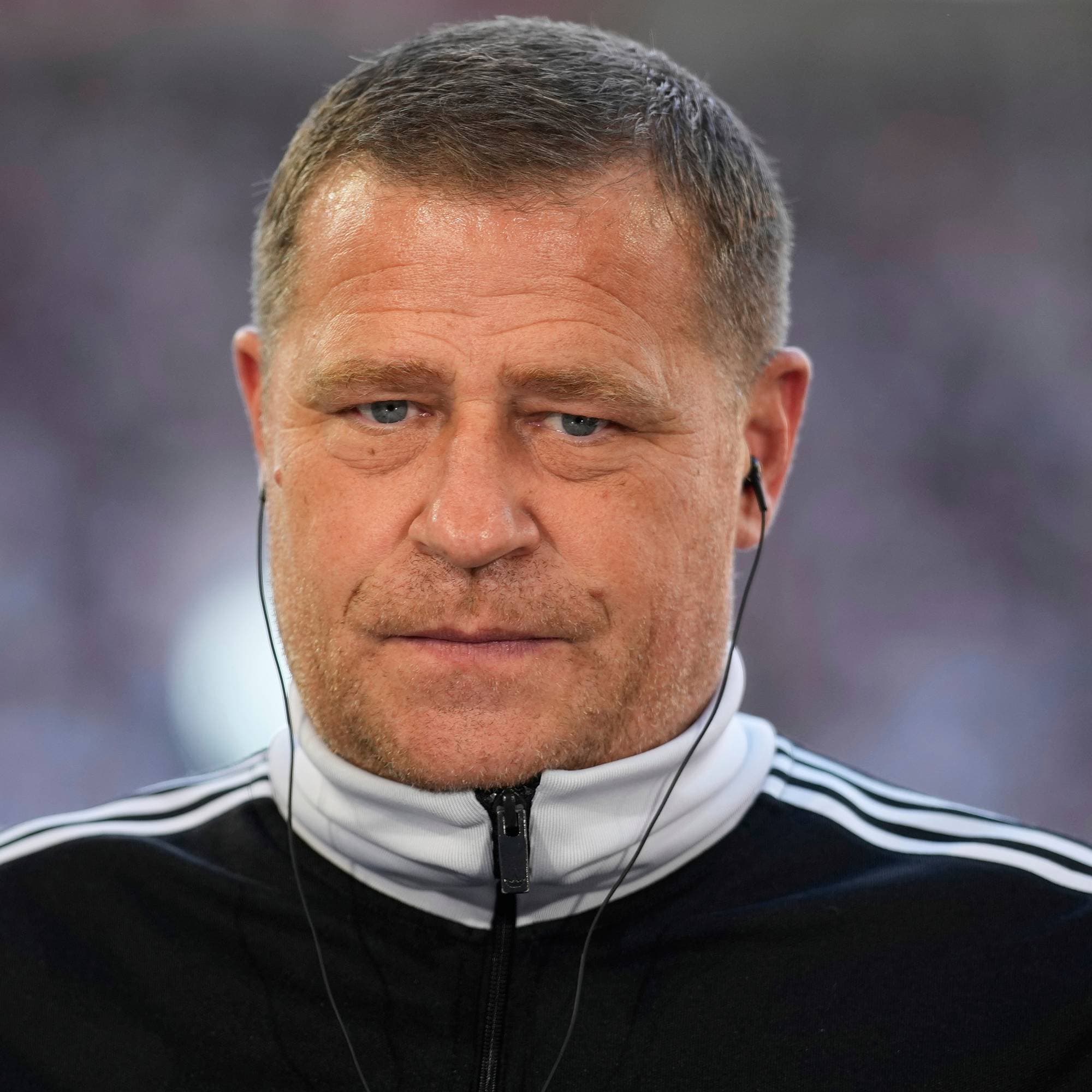 Portrett av fotballtrener Ståle Solbakken med ørepropper og treningsjakke. (Bildebeskrivelsen er laget av en KI-tjeneste)