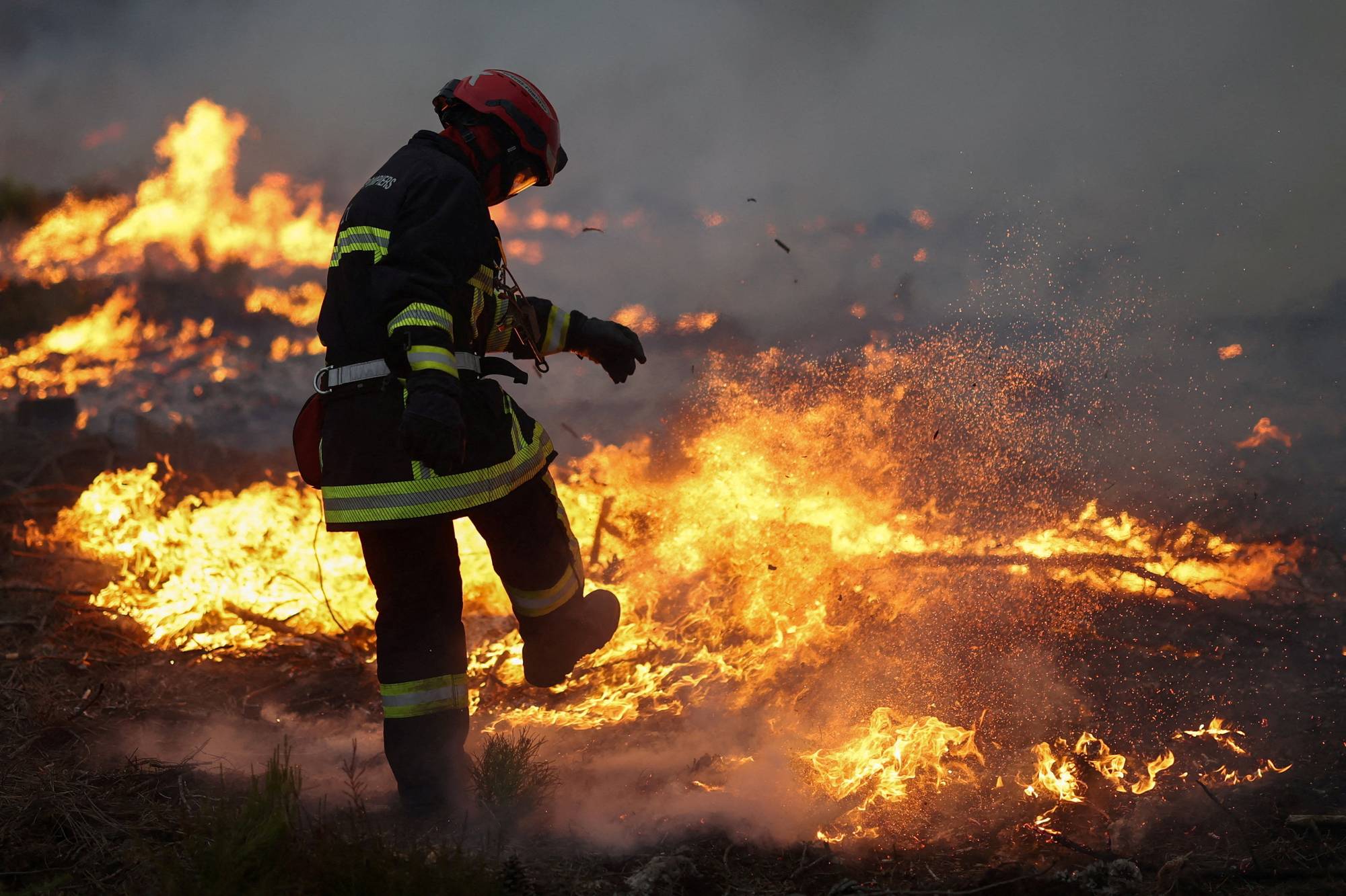 Brannkonstabel i flammene 