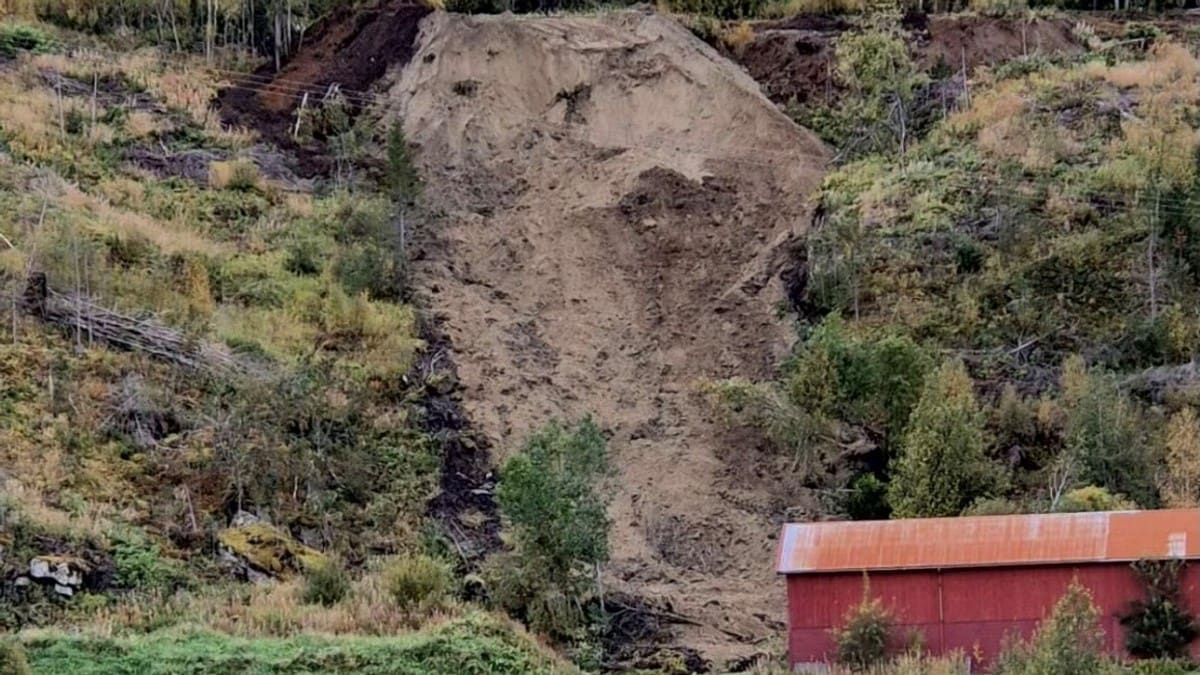 Flere har blitt evakuert etter at 200 meter langt leireskred begravde vei