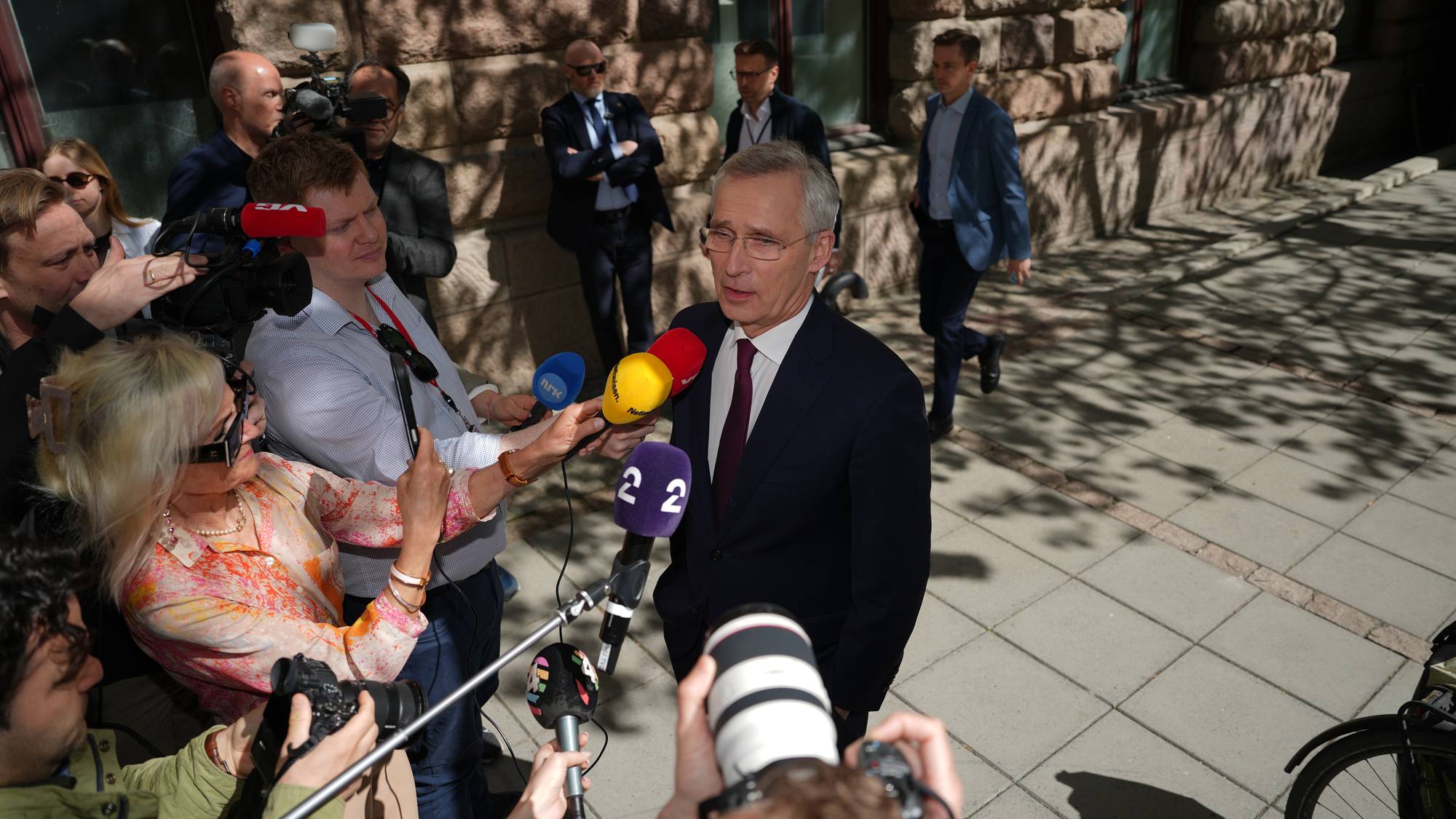 Stoltenberg møter pressen utenfor finansdepartementet
