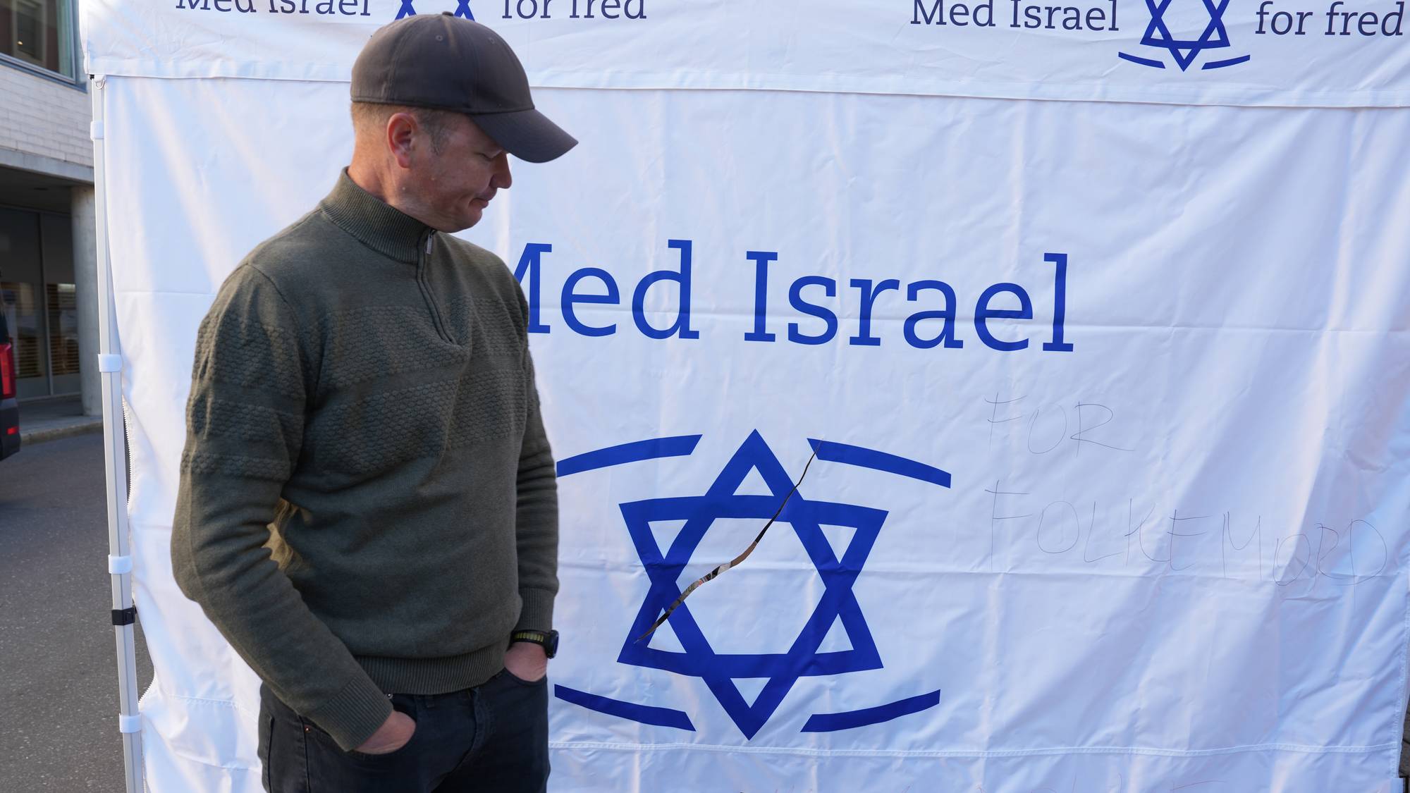 Bildet viser lederen av israelsorganisasjonen som viser fram skadeverk.