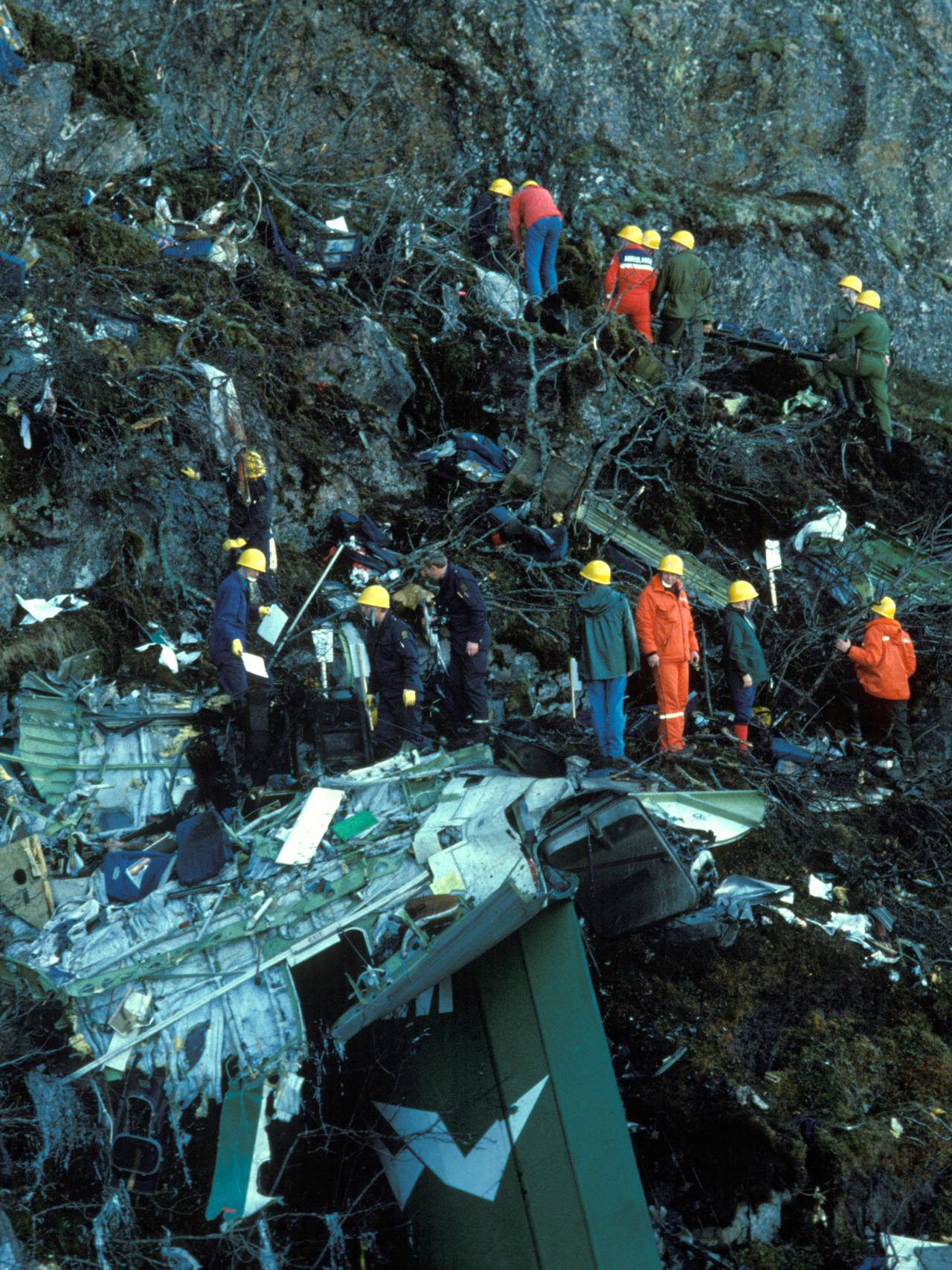 Brønnøysund 19880508.Flyulykke ved Torghatten. En Dash-7 fra Widerøe styrtet i fjellsiden 6. mai 1988. Redningsmannskaper arbeider på  ulykkesstedet  blant vrakrester .NTB arkivfoto Eystein Hanssen / SCANPIX