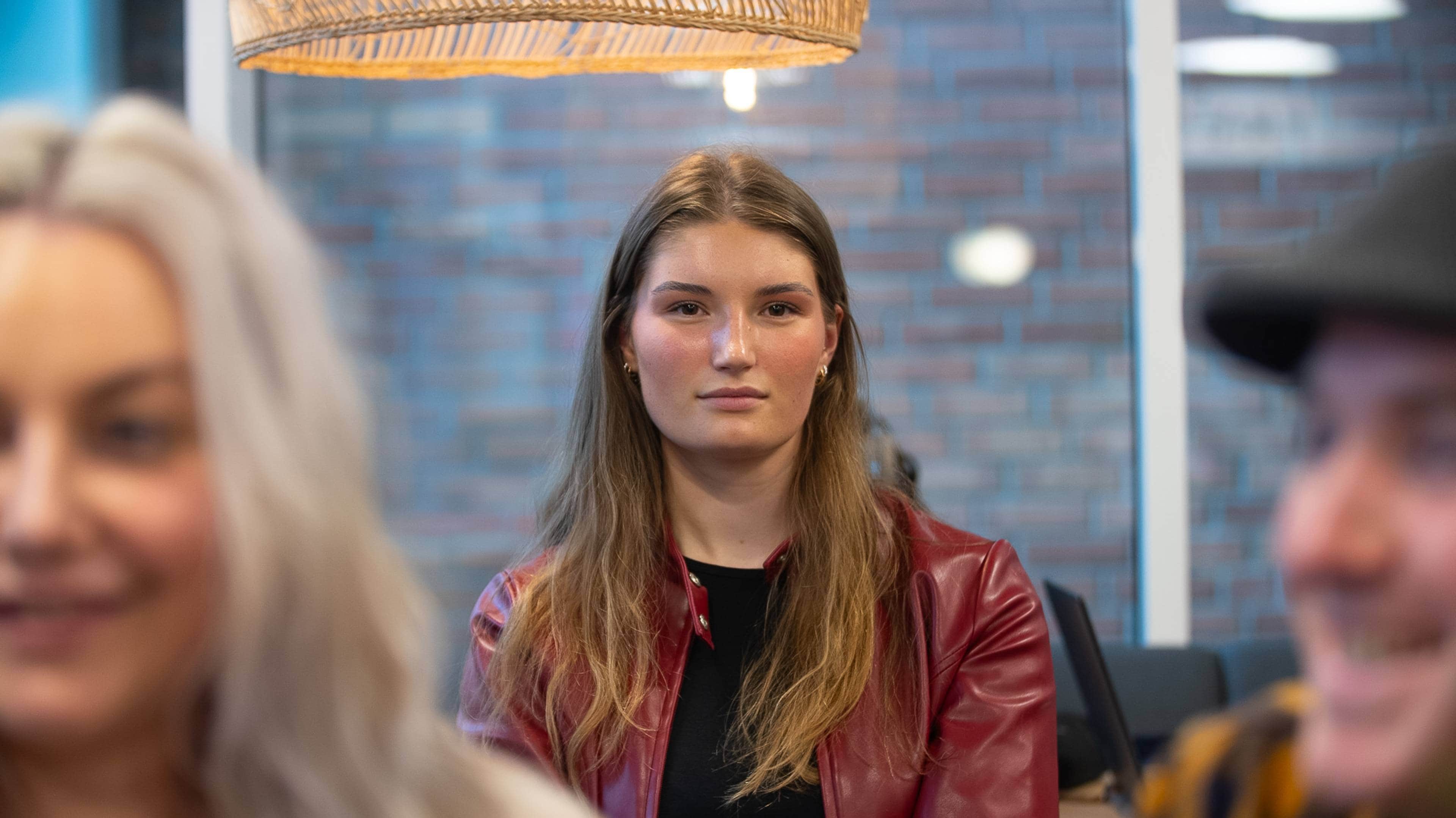 Studentleder Ada margrethe seim har på en rød jakke og ser i kamera. Hun har et alvorlig uttrykk.