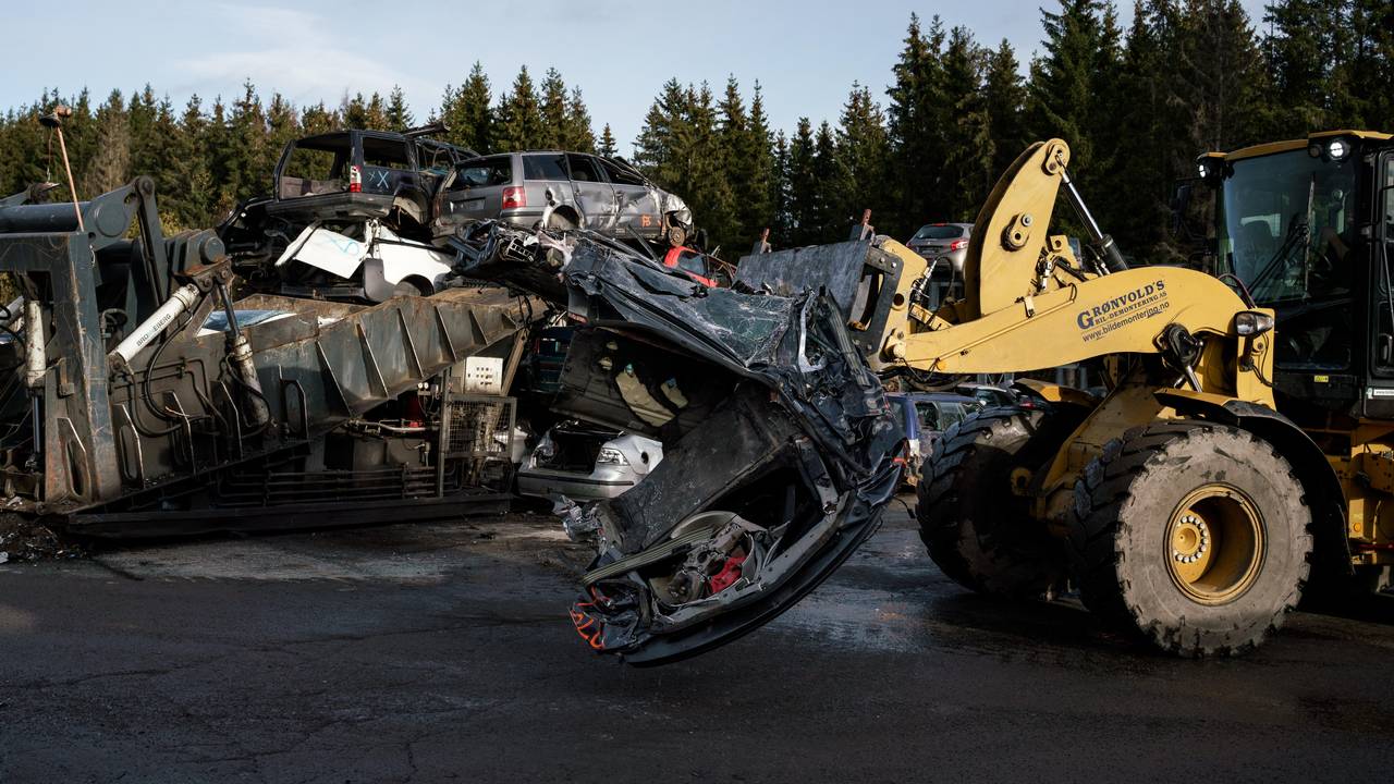 En most Tesla løftes bort av et stort kjøretøy