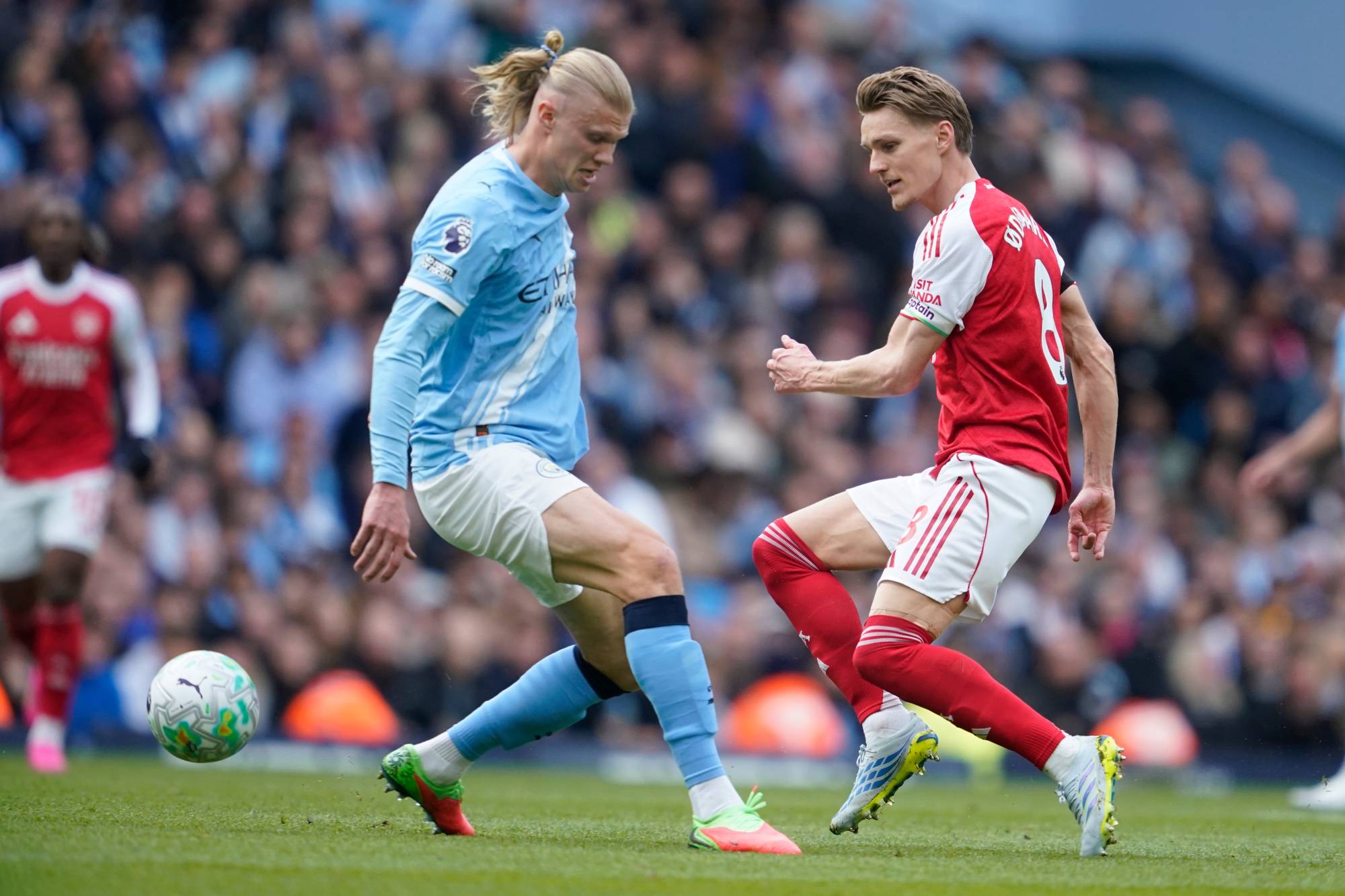 Erling Braut Haaland og Martin Ødegaard i en Premier League-kamp.