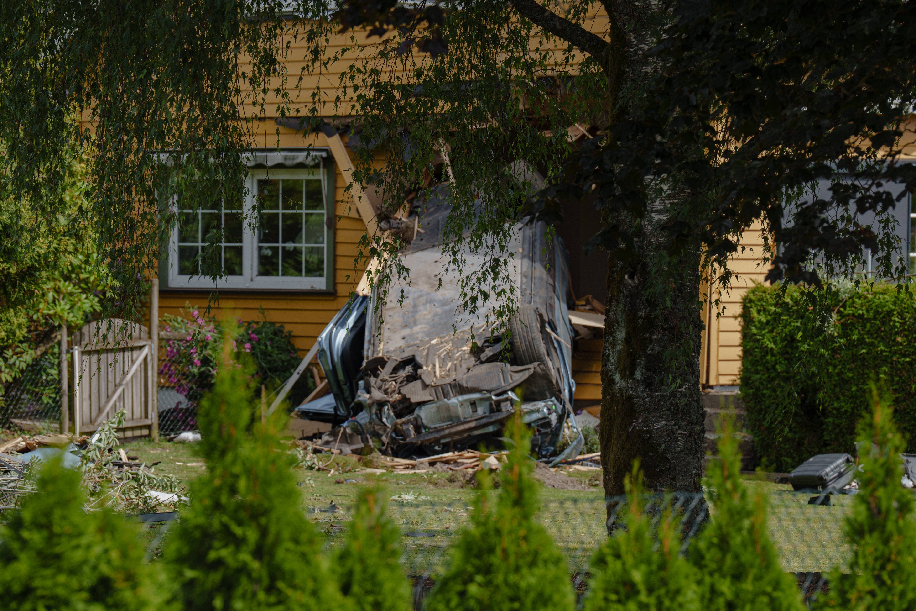 Fire menn i 20-årene ble kritisk skadet da en personbil kjørte inn i et hus i Råde fredag 24. juli 2026. Alle de skadde var passasjerer i bilen. Personene som var til stede i huset er fysisk uskadet.  Det var som en veldig stor eksplosjon. Det smalt godt. Vi trodde det var en bombe. Det kom glass, støv og takstein, sier Cecilie Olsen som var på kjøkkenet med tanten sin da bilen kjørte inn i huset.