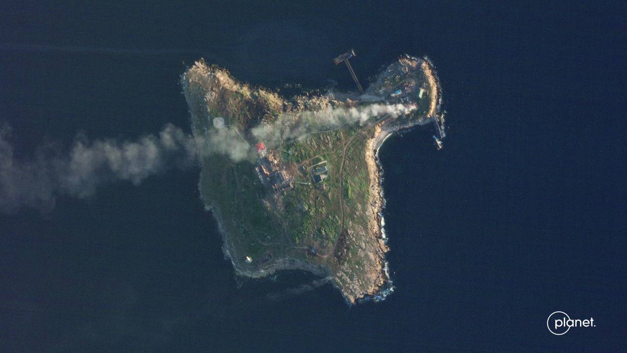 Dette bildet er tatt 8. mai og viser nye ukrainske angrep mot russiske styrker på Slangeøya. Flere av bygningene på øya skal nå være ødelagt. 