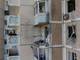 Stringer / REUTERS,NTB Residents clear debris from broken windows in a damaged apartment building following a Ukrainian drone attack in the course of Russia-Ukraine conflict in Krasnogorsk, in the Moscow region