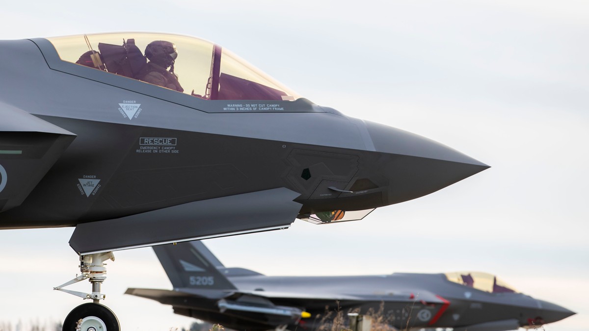 Landslaget får kampfly-eskorte