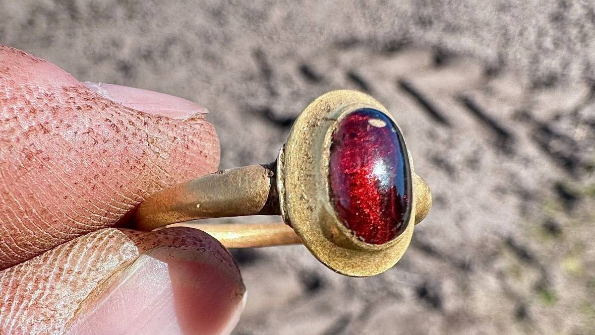 Fant gullring fra middelalderen på et jorde