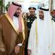 Foto: WAM / Reuters FILE PHOTO: Abu Dhabi's Crown Prince Sheikh Mohammed bin Zayed al-Nahyan receives Saudi Crown Prince Mohammed bin Salman at the Presidential Airport in Abu Dhabi