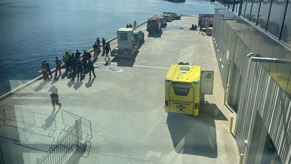 Hurtigrutekaia i Tromsø der en person er hentet opp av sjøen etter at en bil havnet i vannet.