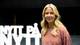 Jakub Krzysztof Spadlo / NRK Kristine Grændsen i stripete genser ser mot kamera. Bak henne er store, hvite bokstaver med teksten NYTT PÅ NYTT. Bakgrunnen er mørk. (Bildebeskrivelsen er laget av en KI-tjeneste)