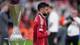 AP Manchester United-spiller Bruno Fernandes går forbi Europa Leage-troféet.