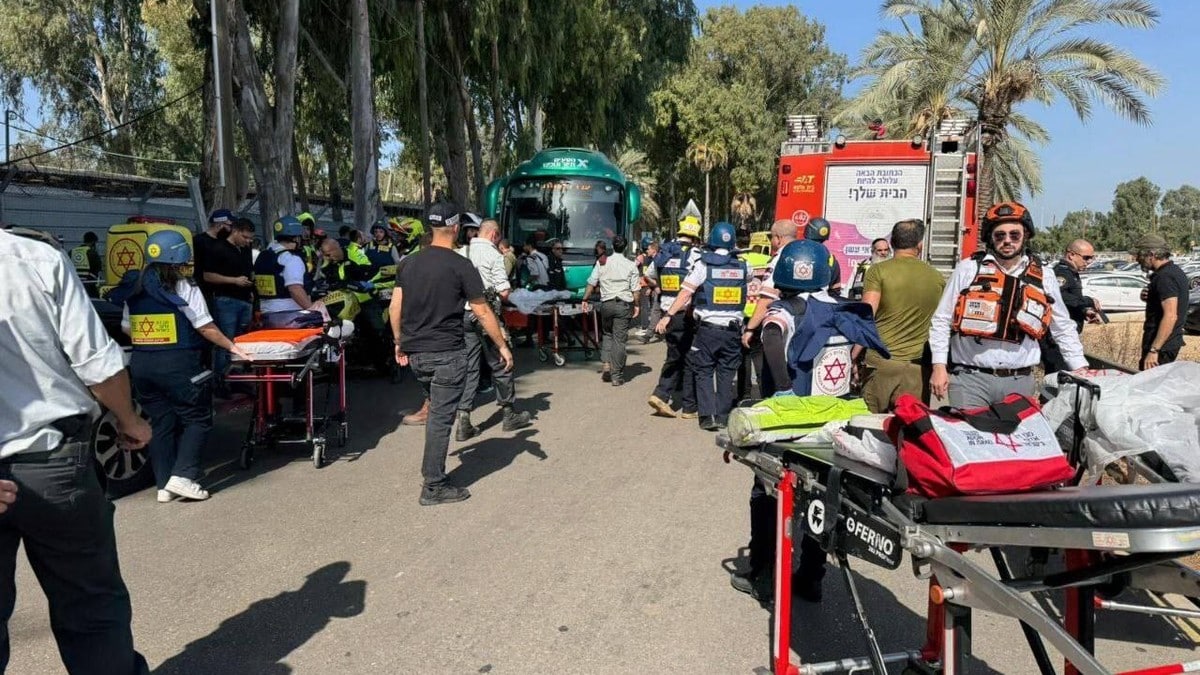 Israel: Lastebil kjørte inn i busstopp