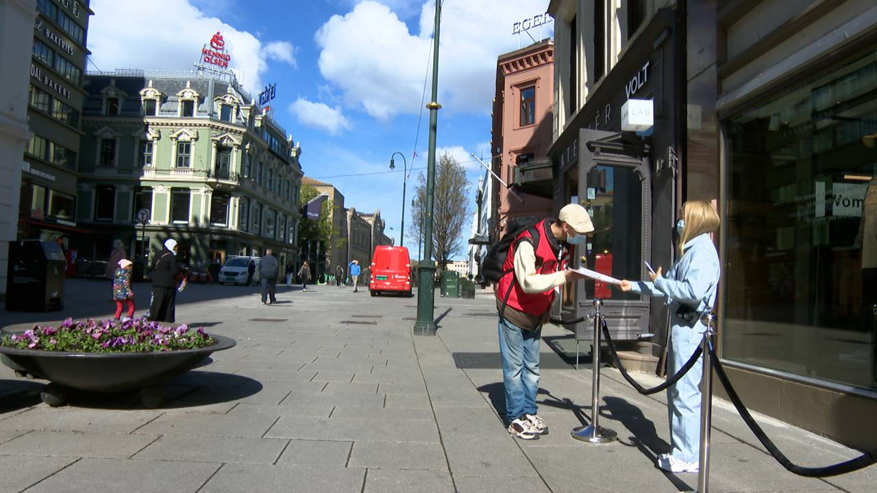 Sondre selger et Erlik Oslo-magasin til en kunde på Karl Johan