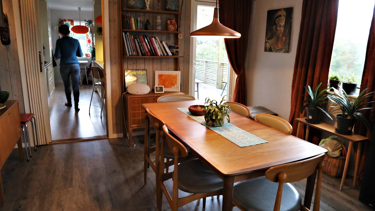 Ekteparet Bente Førde Kristensen og Hans Runar Krokstrand på Ørnes har stua full av retro teakmøbler.