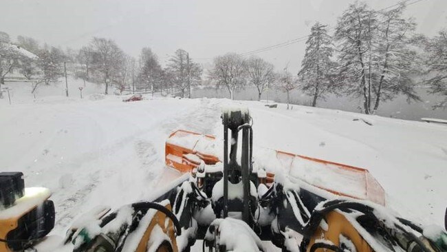 Brøytemannskaper i Tvedestrand prøver å få unna all snøen som har lagt seg på veiene det siste døgnet.