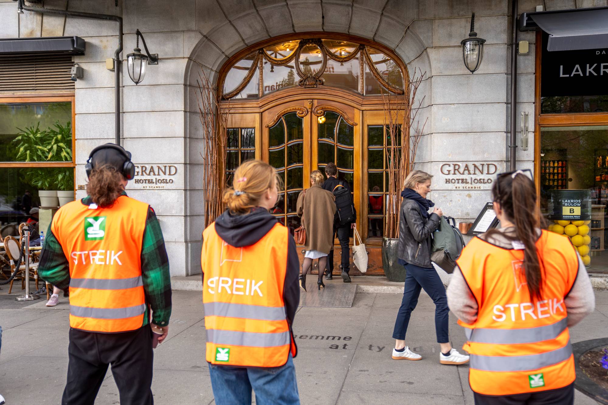 Streikevakter fra Parat/YS utenfor Grand Hotel i Oslo.