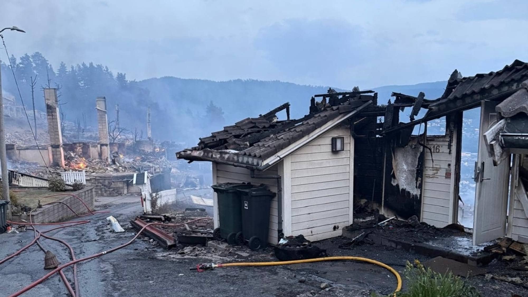 Nedbrente hus etter storbrannen i Krokstadelva