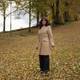 Morten Waagø/NRK Mary står i en park med blader på gresset