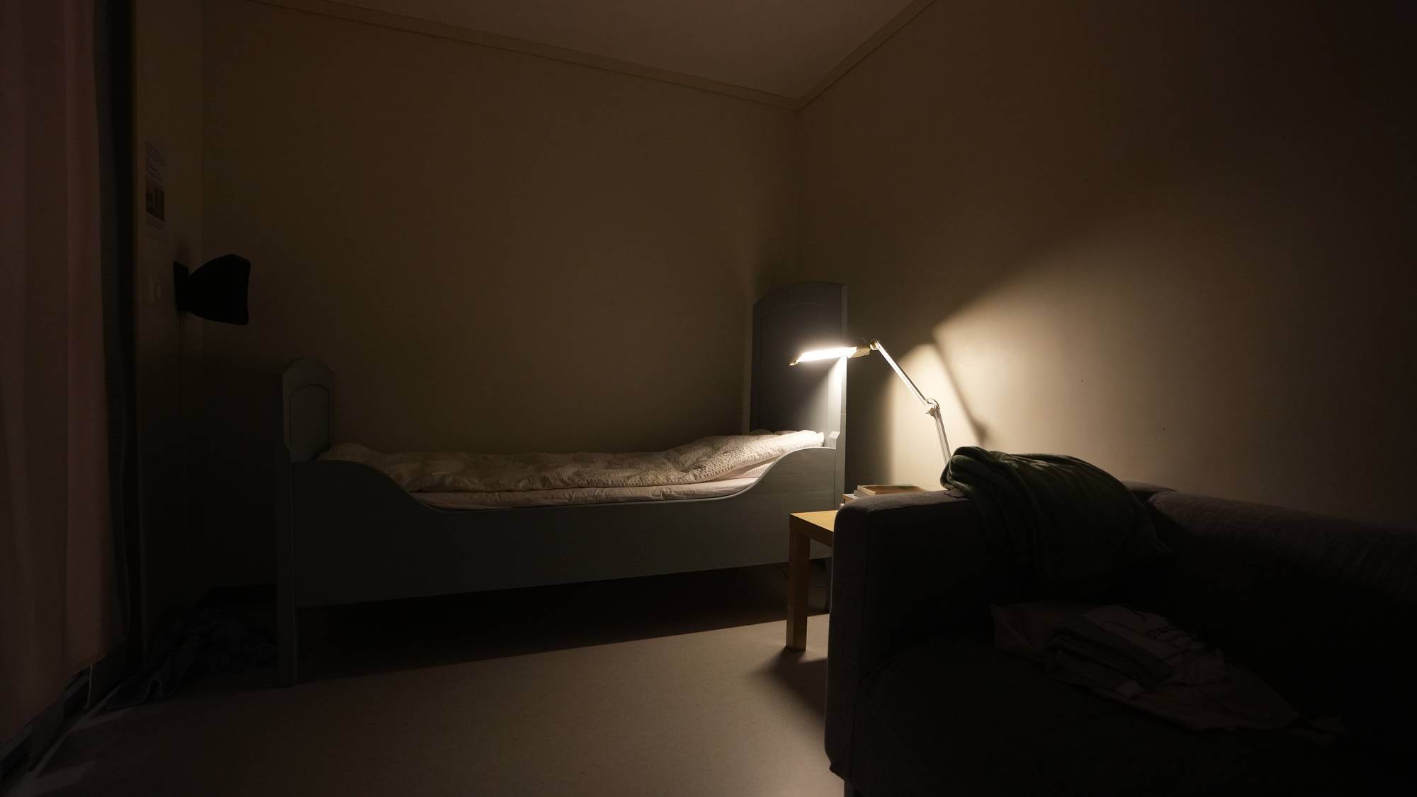 mørkt rom med ei seng