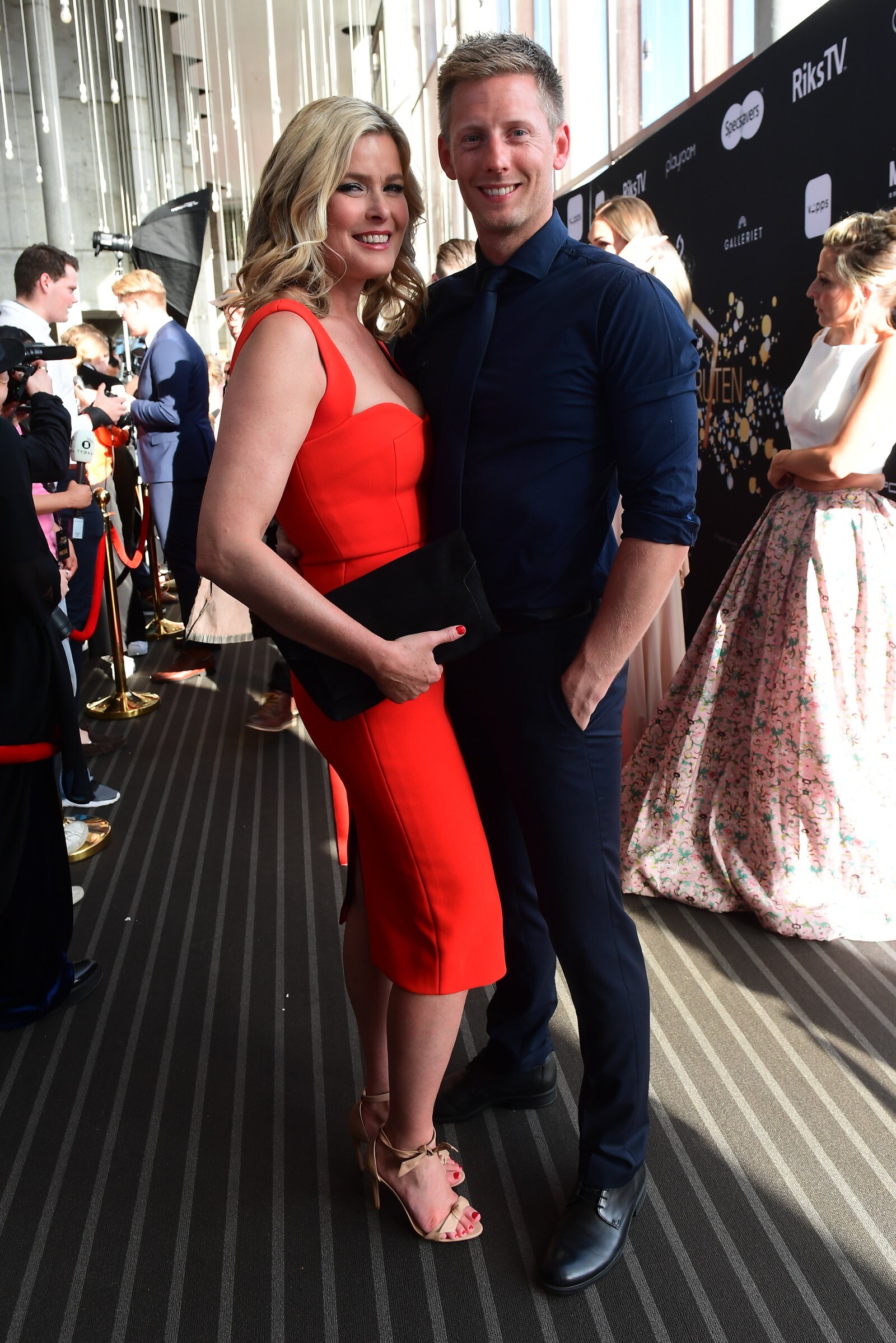 Spente Skam-skuespillere på rød løper - NRK Kultur og underholdning ...