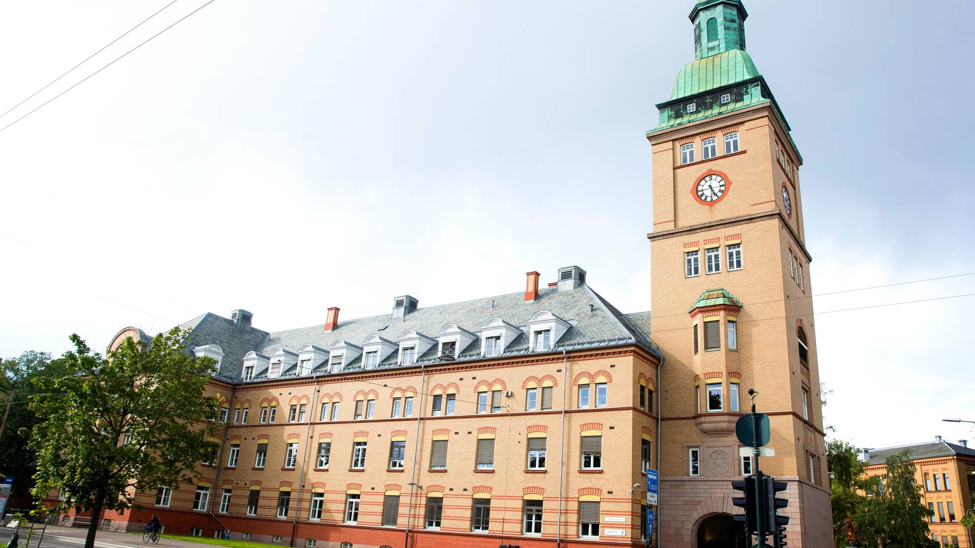 En stor bygning med klokketårn