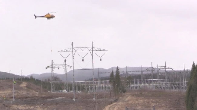 Kroatiske arbeidere gjør den tøffe jobben oppe i toppen av mastene, mens flere norske helikopterselskaper deltar med over 15.000 løft for å få på plass den nye kraftlinja mellom Namsos og Åfjord. 