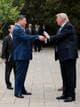 Evan Vucci / REUTERS,NTB Kinas president Xi Jinping hilser på USAs president Donald Trump. De to lederne står utendørs og håndhilser. Flere menn i dress står bak dem. (Bildebeskrivelsen er laget av en KI-tjeneste)