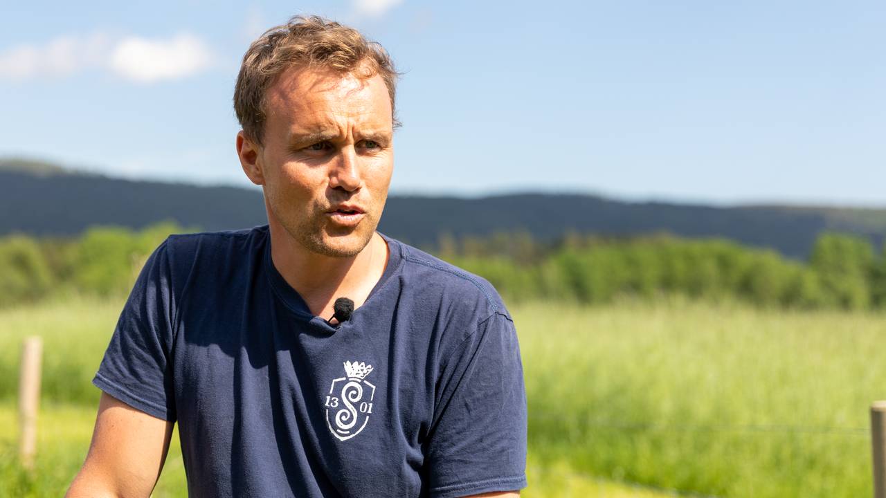 Kristoffer Svalastog Skinnes i åkeren på Nedre Skinnes Gård