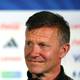HARRY HOW / GETTY IMAGES NORTH AMERICA,NTB Fotballtrener Ståle Solbakken foran en bakgrunn med sponsorlogoer. (Bildebeskrivelsen er laget av en KI-tjeneste)
