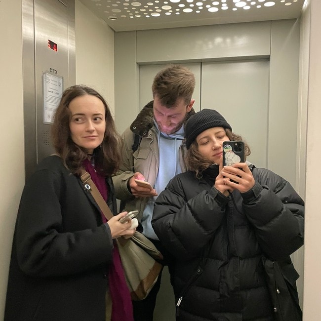 Toma Istomina tok bildet av seg selv og kollegene i Kyiv Independent, sjefsredaktør Olga Rudenko og redaktør Oleksiy Sorokin to timer før krigen brøt ut.