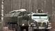 写真:ハンドアウト/AFP/NTB 森林地帯の未舗装の道路に2台の軍用車両が見えます。先頭車両は緑色の迷彩塗装を施した装備を積んだ大型トラックです。 2 台目の車両は装甲車で、屋根の上に武装した兵士が見えます。周囲は木々や薄い植物で構成されています。 (画像説明はAIサービスによるものです)