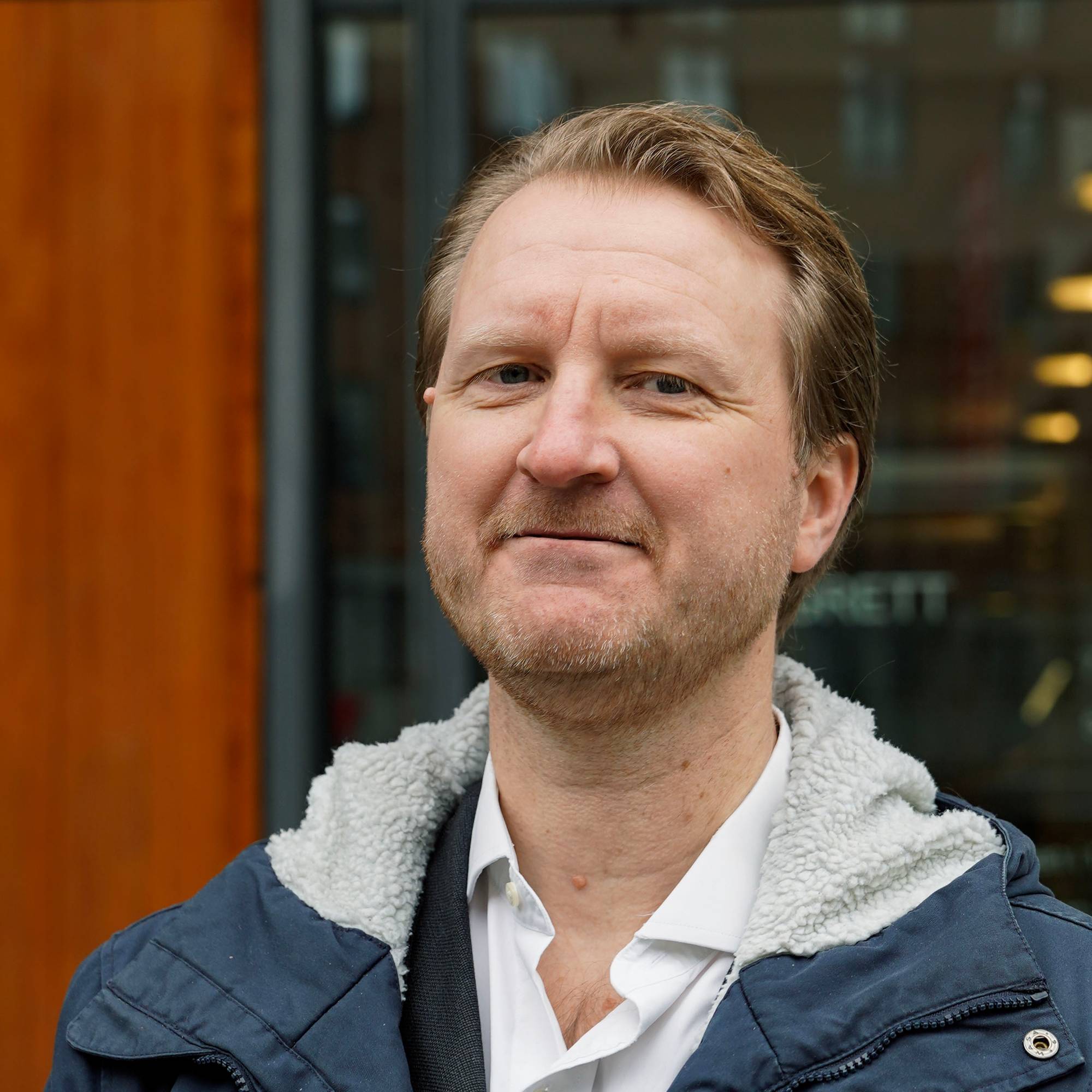 Bistandsadvokat Håkon Brækhus utenfor Oslo Tinghus. 