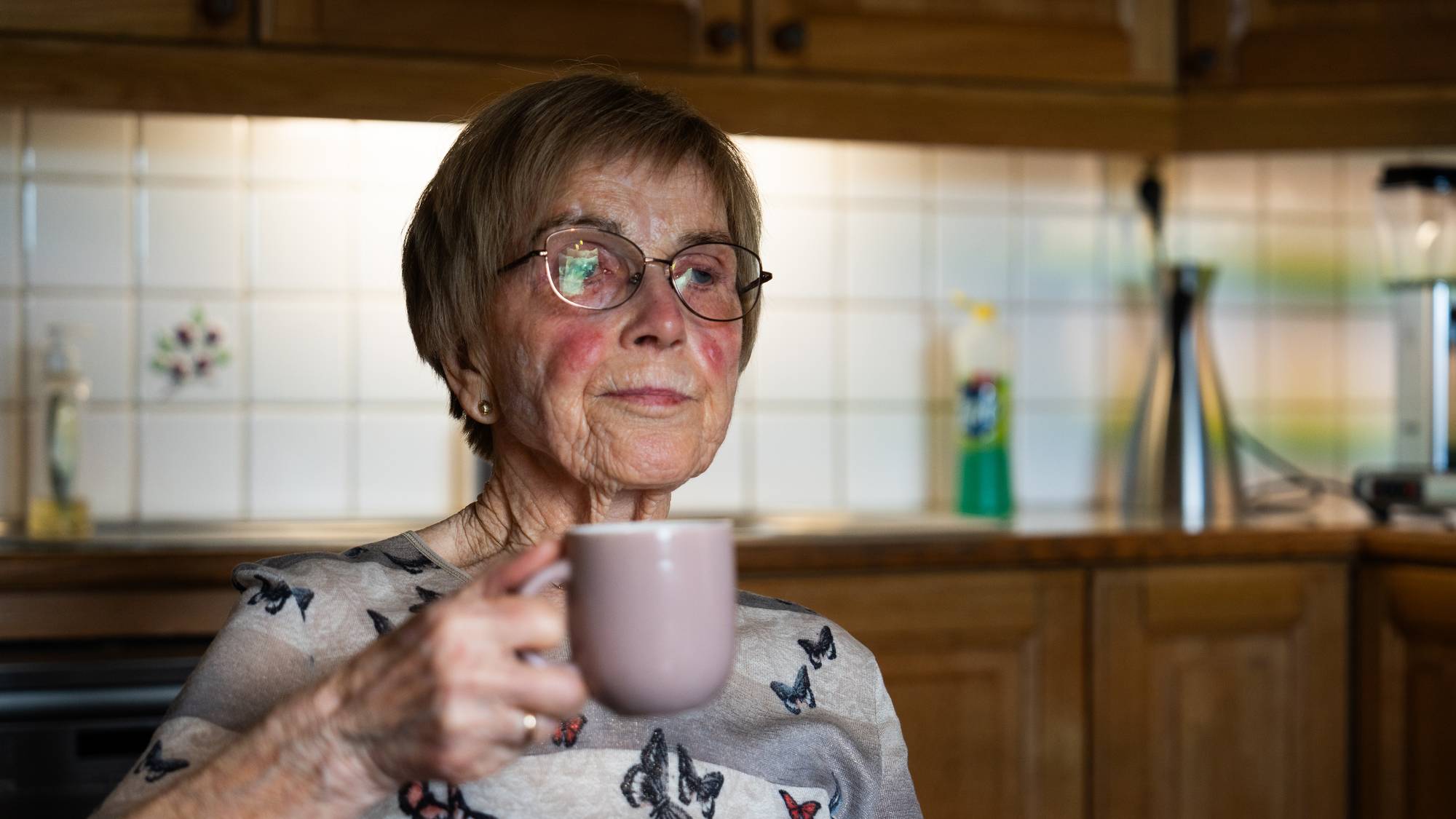 Kvinne drikker kaffe