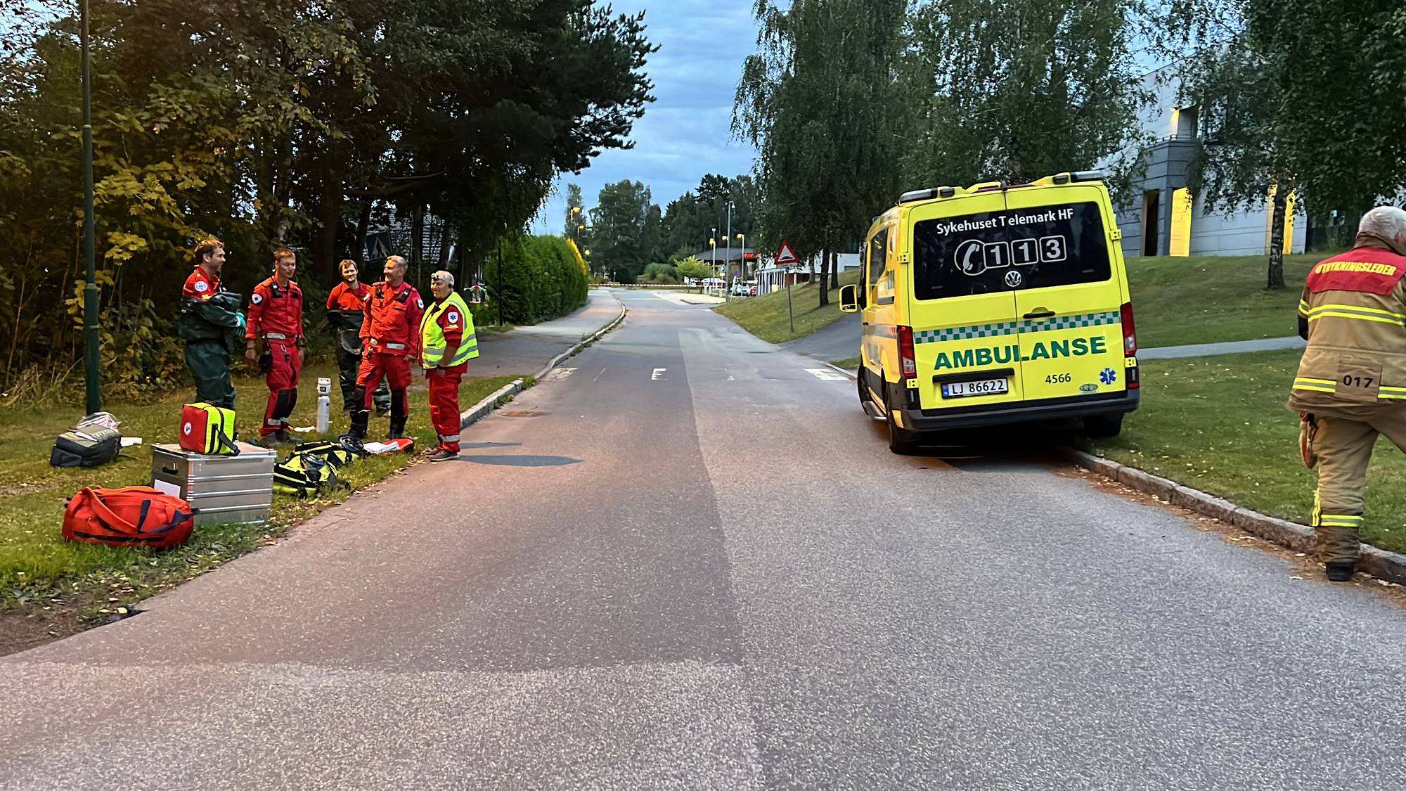 Bilde av ambulanse og folk i nødetater