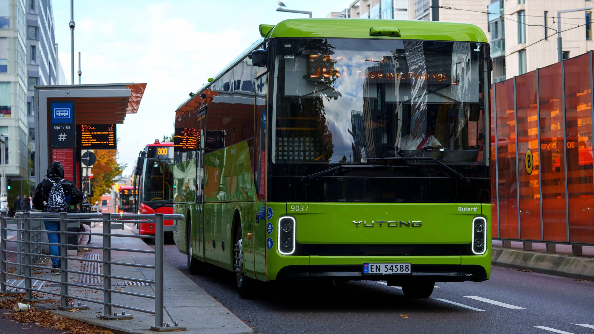 En grønn buss fra den kinesiske produsenten Yutong står ved en bussholdeplass i Bjørvika i Oslo.