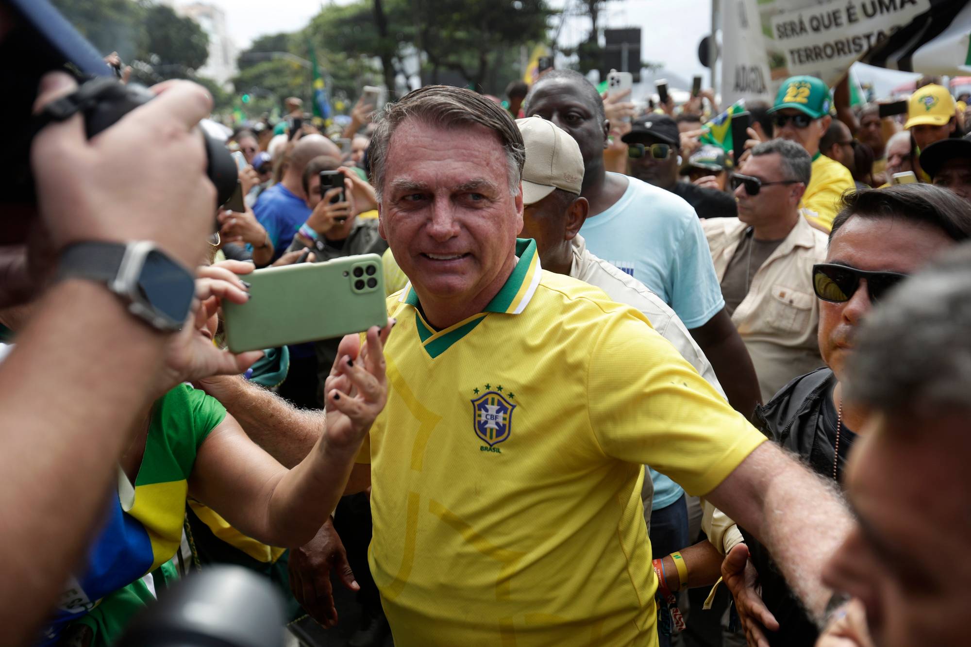 Tidligere president Jair Bolsonaro iført landslagstrøyen i 2025.