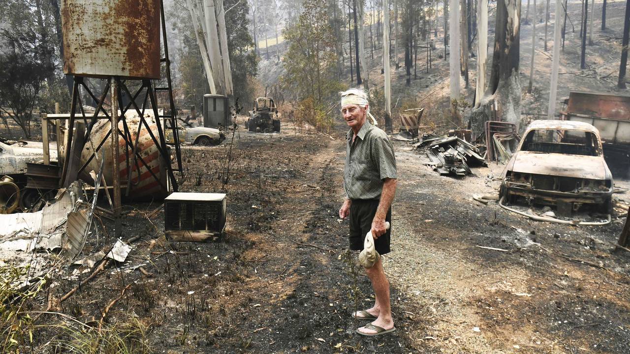 Rick Wright ser på skadene etter skogbranner har ødelagt huset hans i Nabiac, rundt 350 kilometer nord for Sydney.
