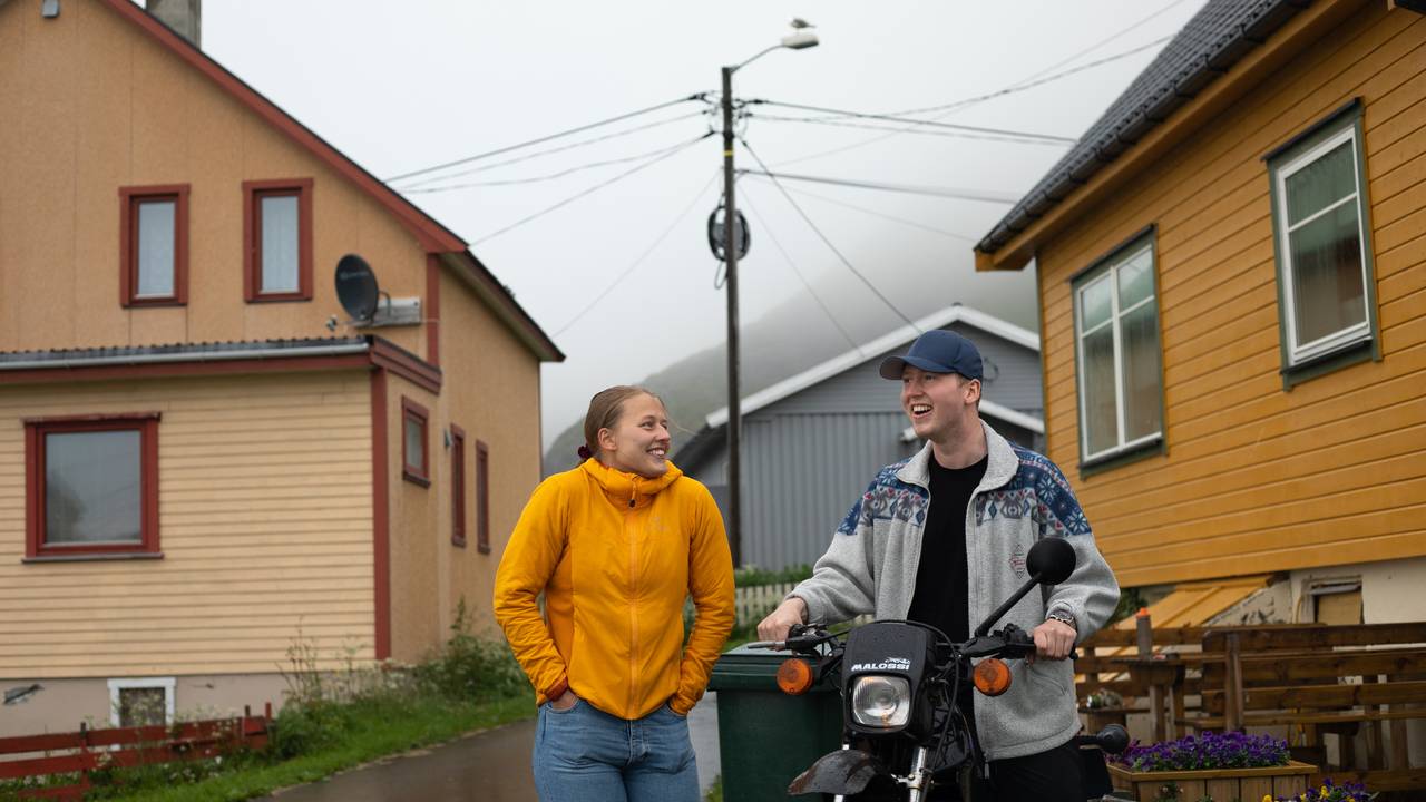Liisa Silvia Hansen og Daniel Pedersen vil gjerne tilbake til Sørvær på Sørøya.