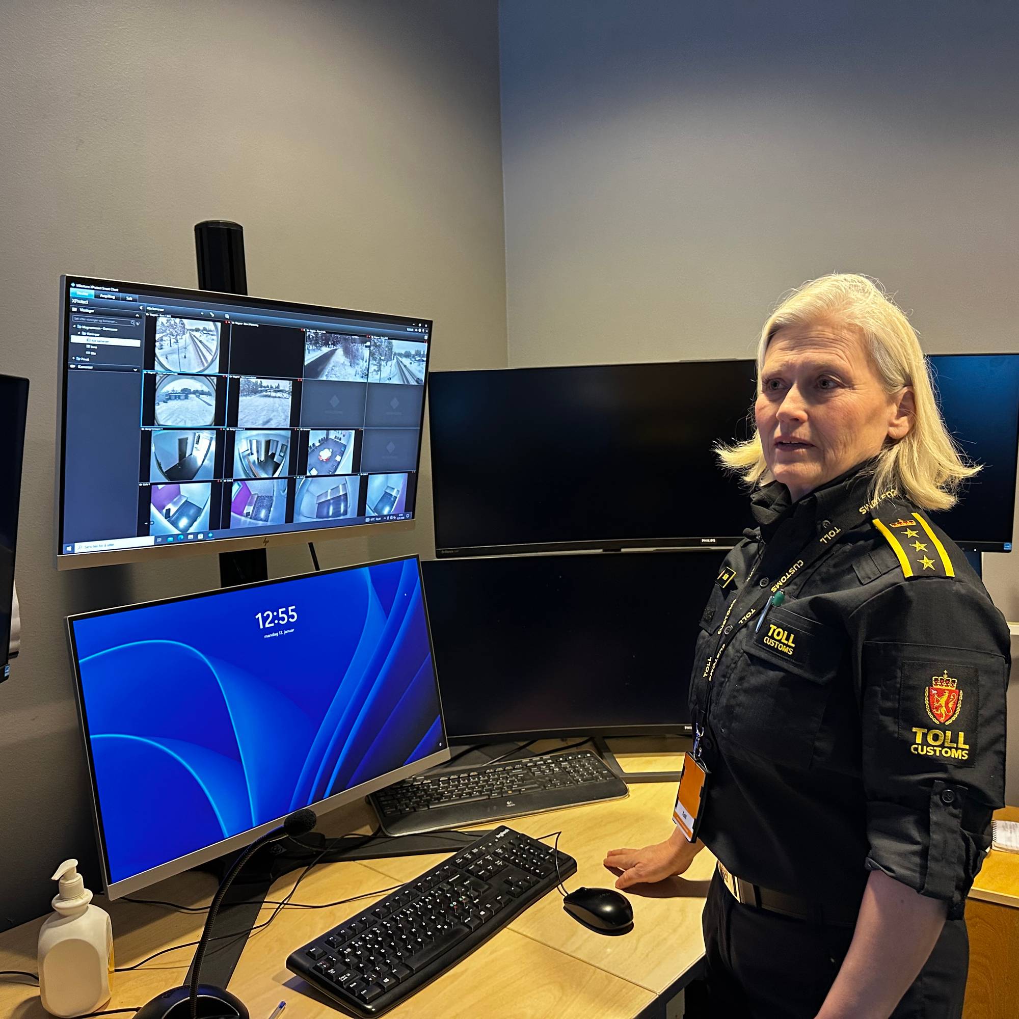 Seksjonssjef ved Kongsvinger tollområde, Kjersti Bråthen, ved monitorer som viser trafikken på Magnor tollstasjon.