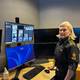 Ann-Kristin Mo / NRK Seksjonssjef ved Kongsvinger tollområde, Kjersti Bråthen, ved monitorer som viser trafikken på Magnor tollstasjon.