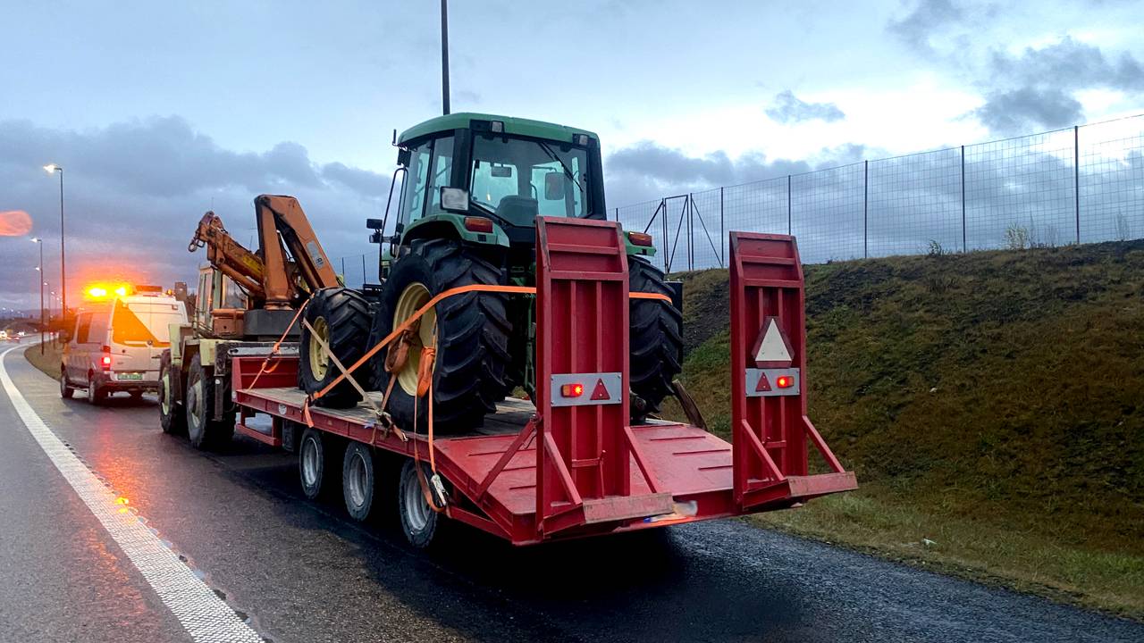 Traktor stoppet av Vegvesenet. På hengeren har den en annen traktor
