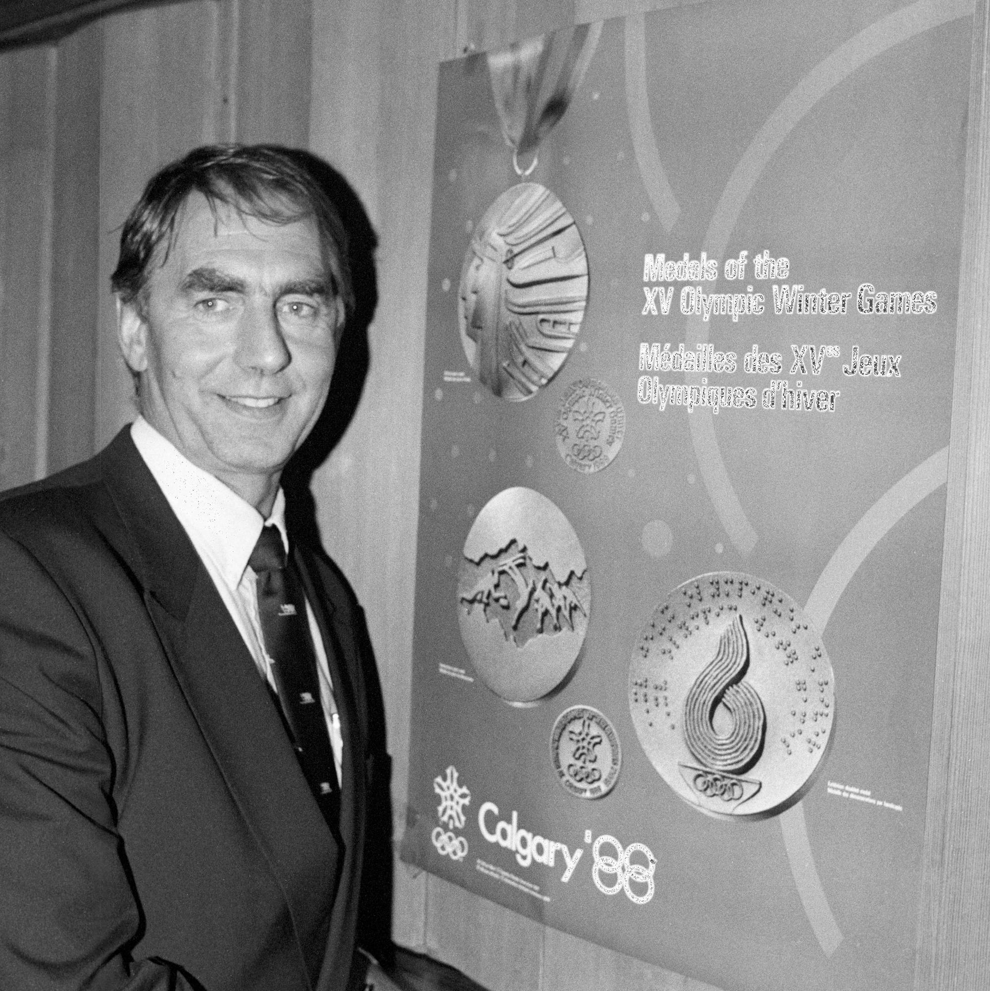 Målet vårt er å bli beste skinasjon i de nordiske grener under OL CALGARY 1988, sa skipresident Johan Baumann under Norges skiforbunds årlige kontaktmøte med pressen på Holmenkollen. Her med en plansje som viser OL-medaljenes design.