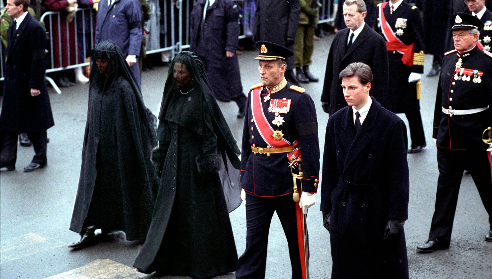 Prinsesse Märtha, dronning Sonja, kong Harald og kronprins Haakon følger kong Olavs båre