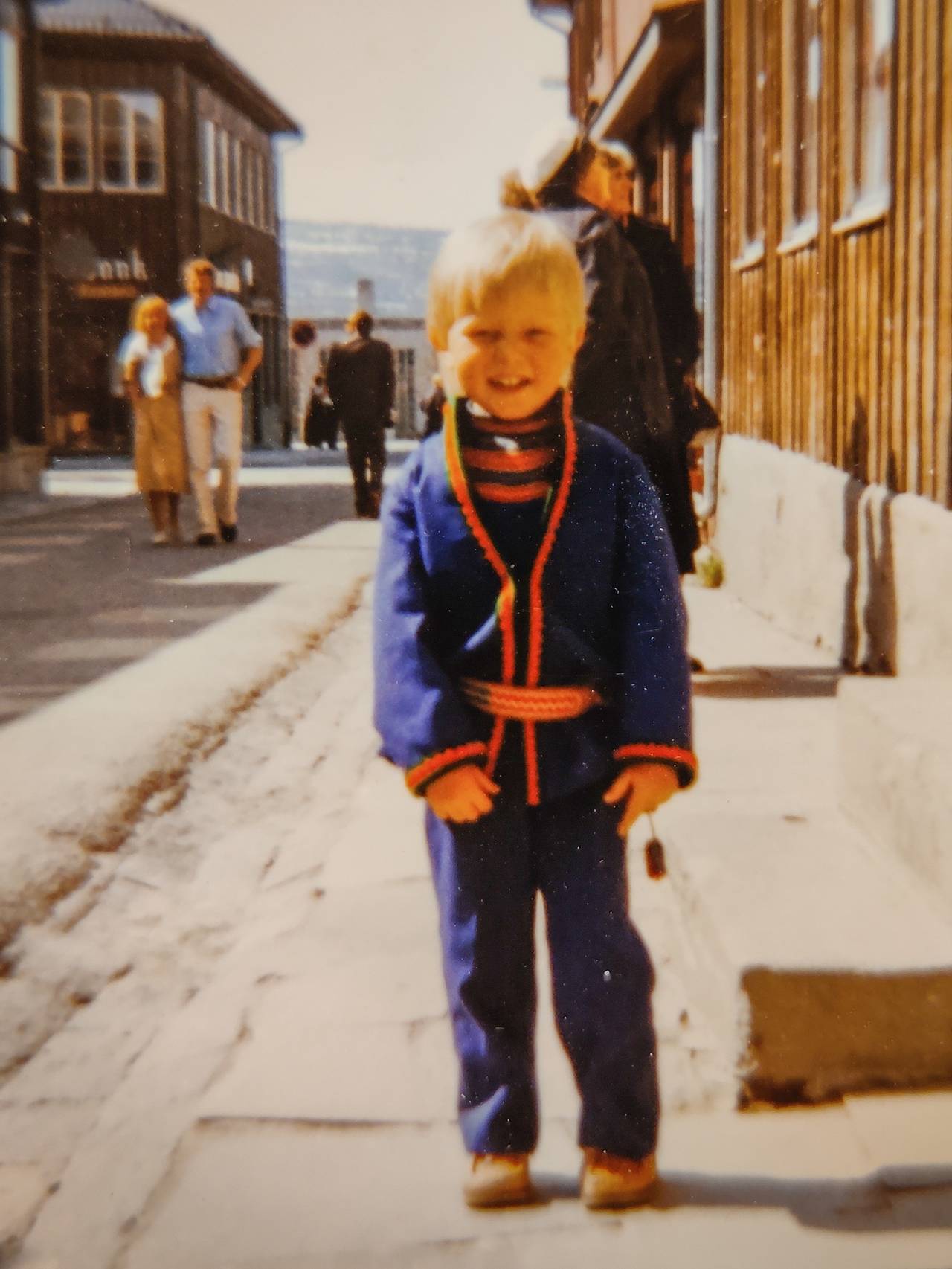 Gutt i samedrakt