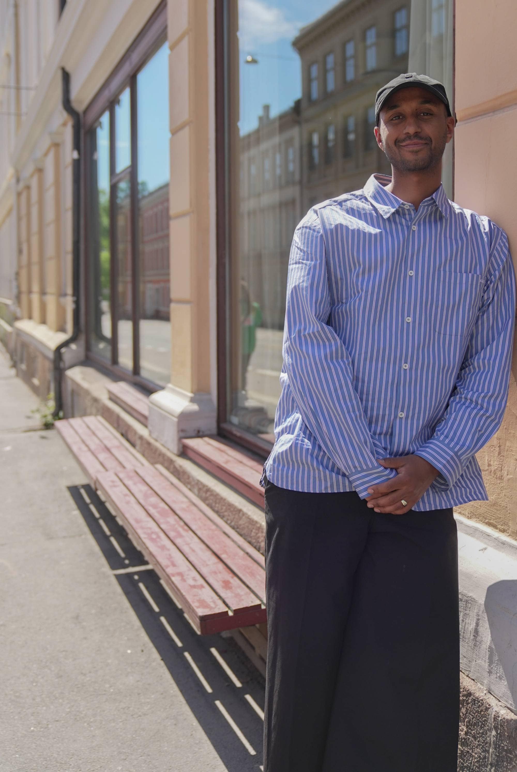 Bildet viser en mann som lener seg inntil en vegg