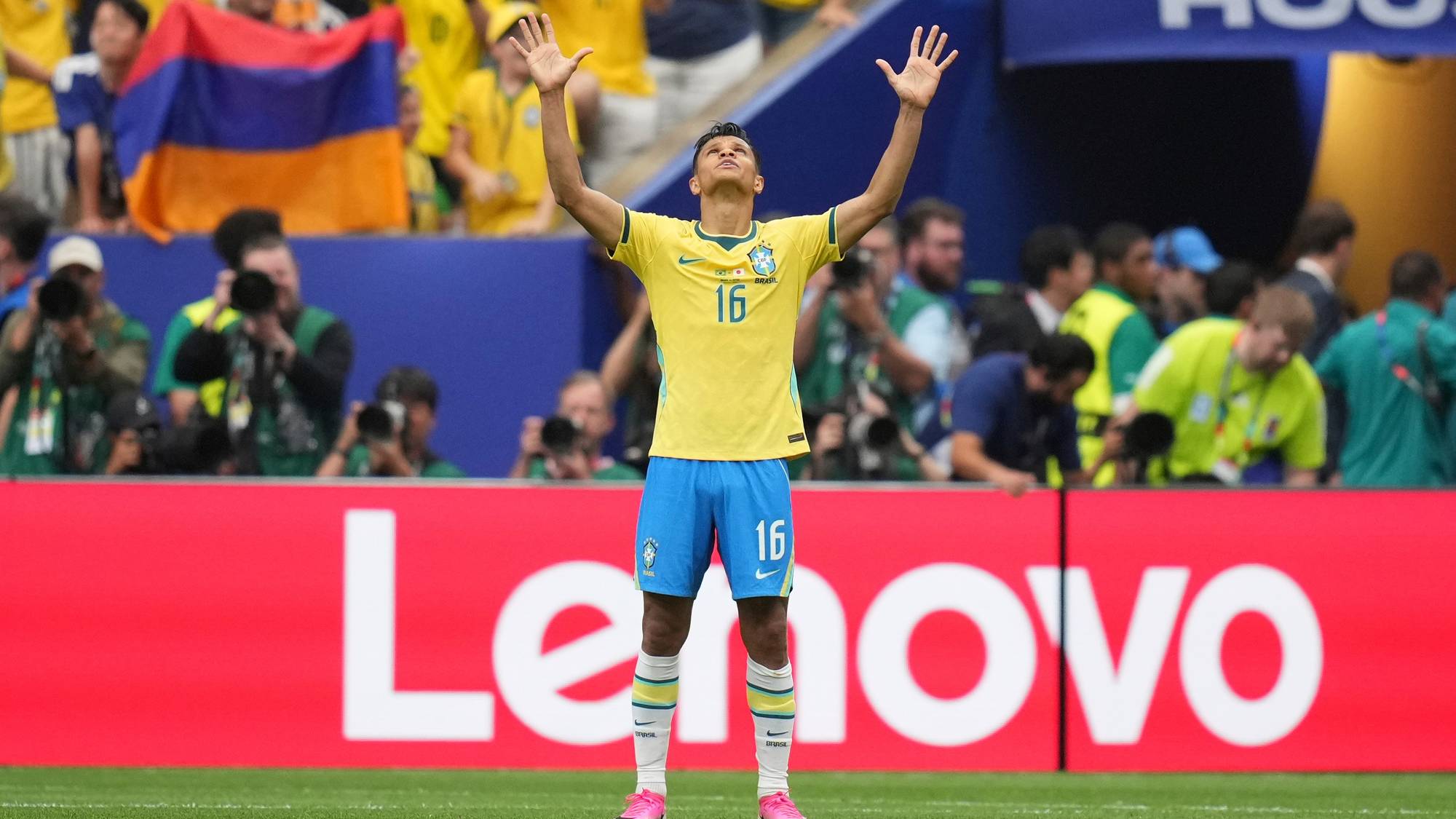 Fotballspiller fra Brasil feirer med armene i været på banen foran publikum. (Bildebeskrivelsen er laget av en KI-tjeneste)